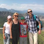 <strong>Юрий Никифоров, приёмный папа двух подростков, биологические родители которых ушли из жизни. Первый год дети называли его «папа Юра», но постепенно он стал просто папой.  </strong>