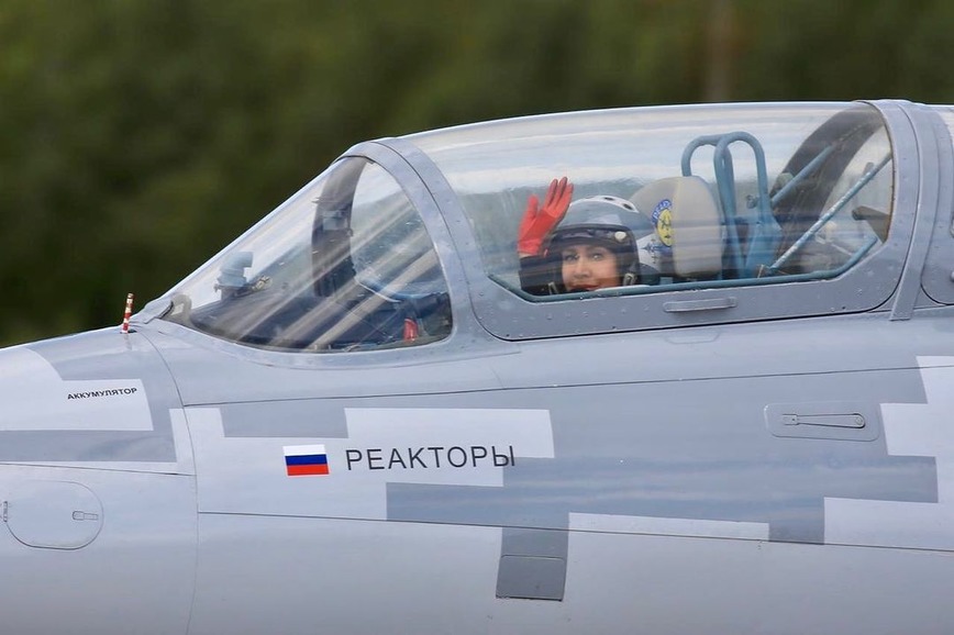 девушка пилот самолёта