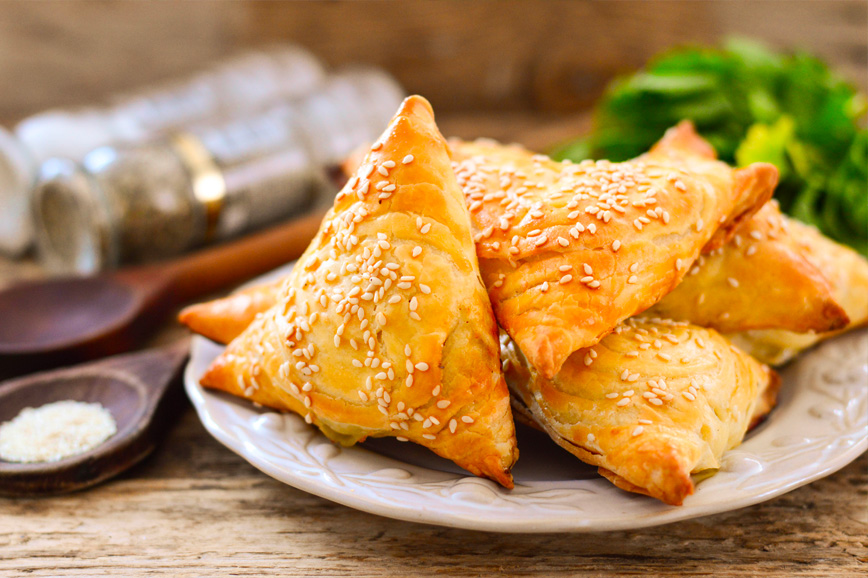 Sloyonye pirozhki s cheremshoj i yajcami