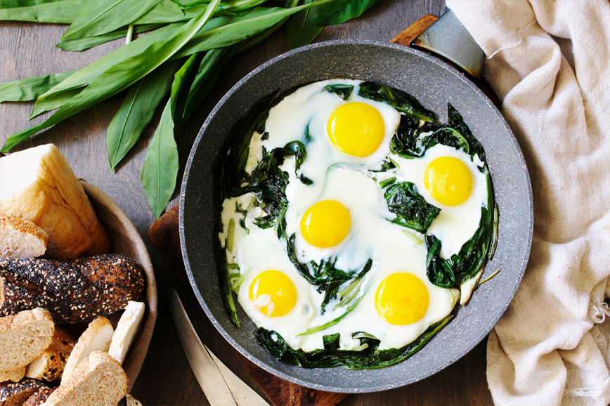 Zelyonaya shakshuka so shpinatom i cheremshoj