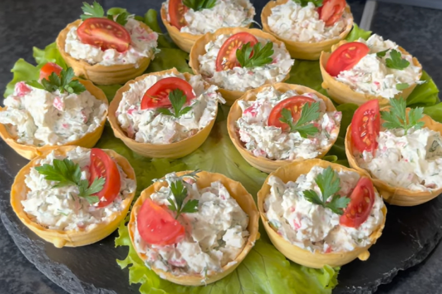 Тарталетки с творожным сыром и крабовыми палочками